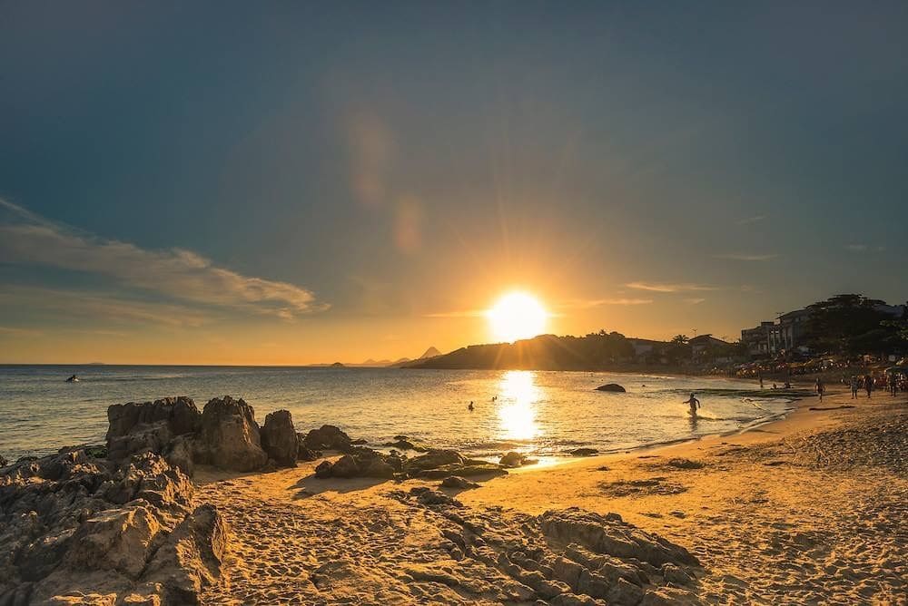 Pôr do sol na Praia da Areia Preta, em Iriri, a cerca de 500 metros do hotel