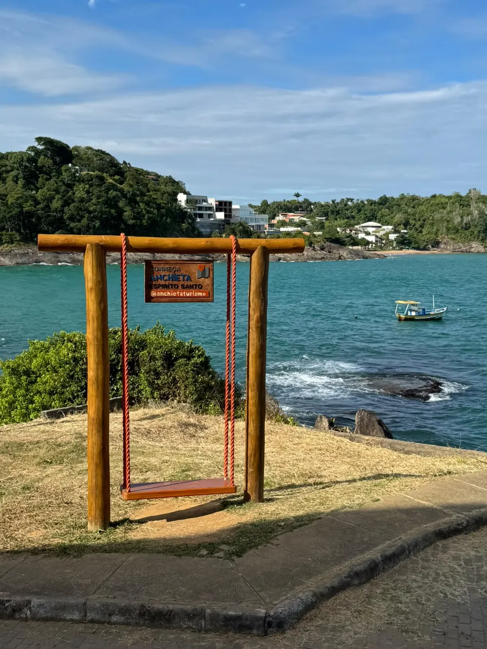 Balanço de madeira com vista para a enseada de Iriri, em Anchieta