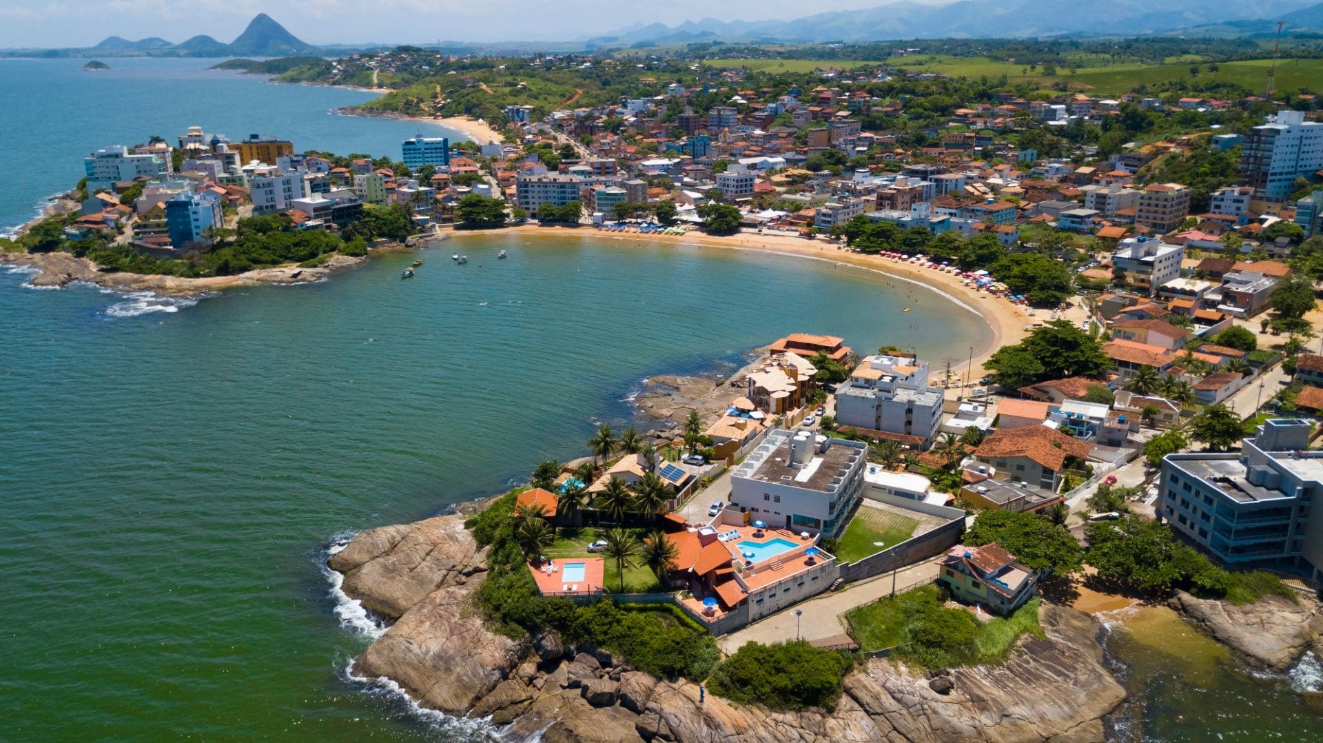 Vista da orla da Praia Costa Azul em Iriri, com o mar ao amanhecer
