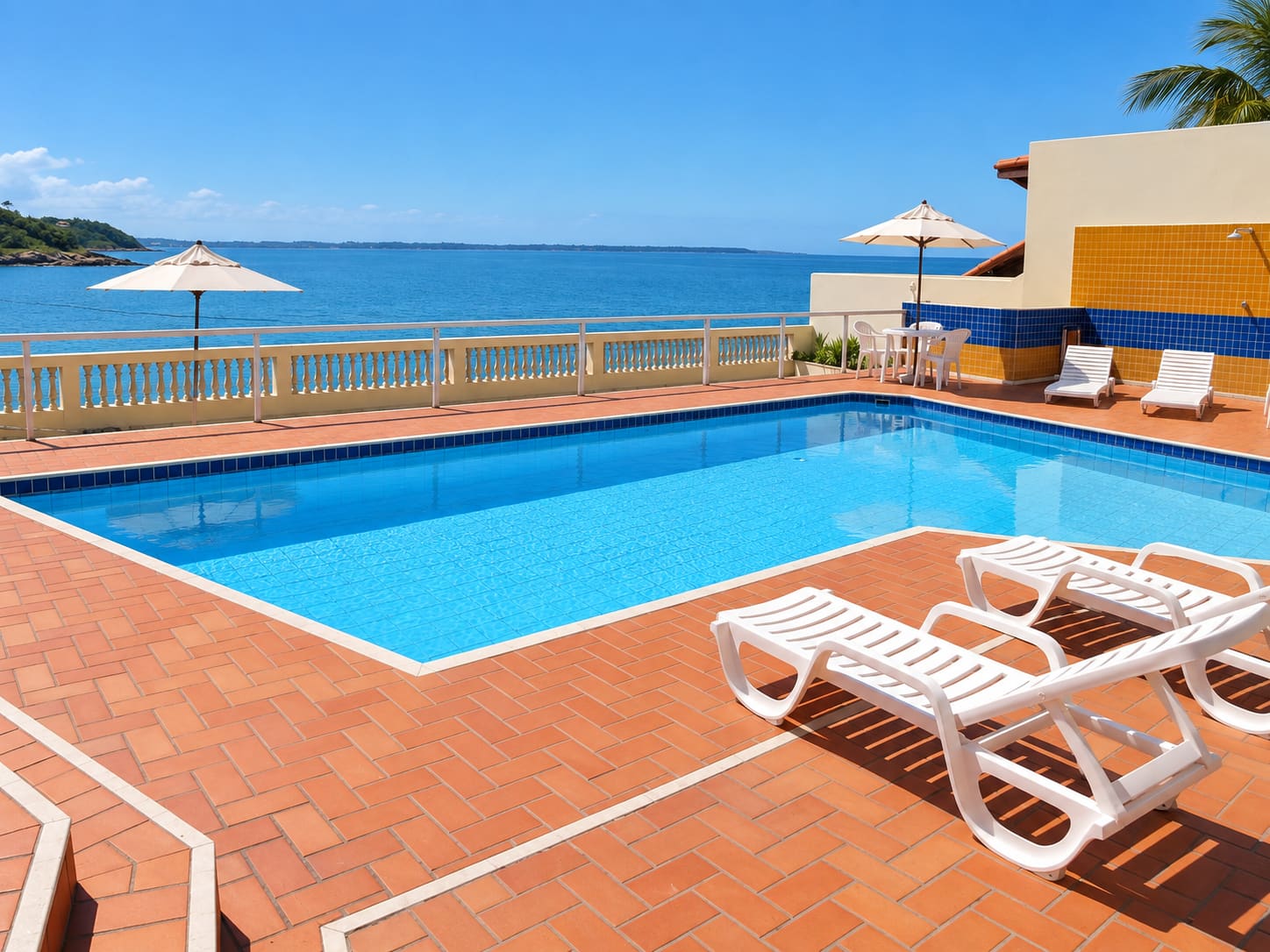 Piscina do hotel com vista para o mar durante o dia