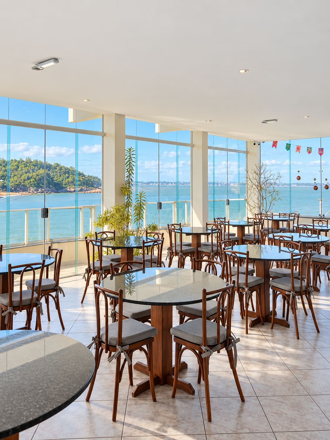 Salão panorâmico do café da manhã, de frente para o mar